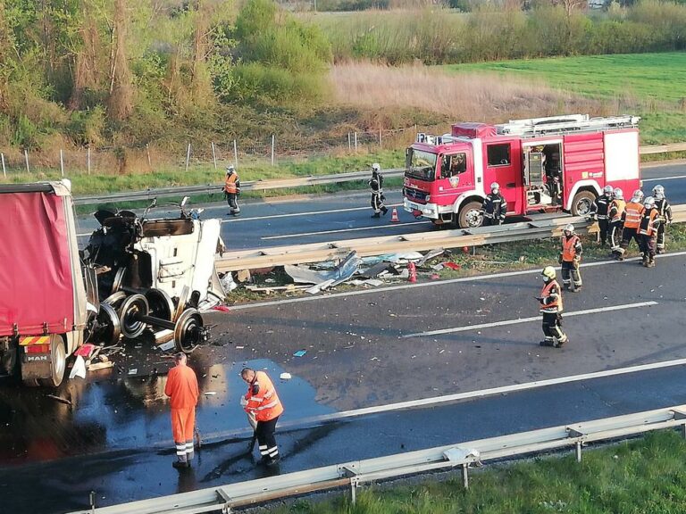 (FOTO) Stravična nesreća: Poginuo vozač, na automobile padali kotači za vozove