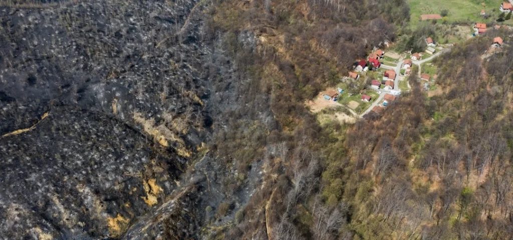 (VIDEO)  Vatrogasci se bore protiv požara na Husinu, u pomoć pristižu vatrogasci iz cijelog kantona