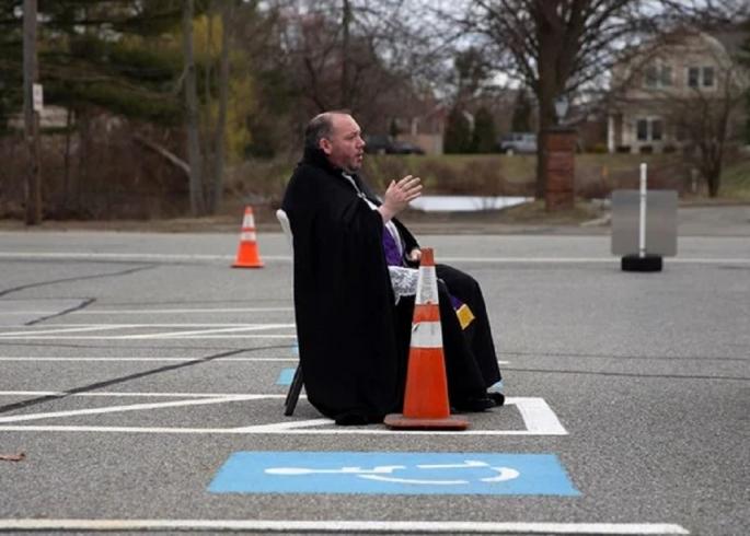 Pop prašta grijehe na parkingu: Organizovao drive-in ispovijedaonicu