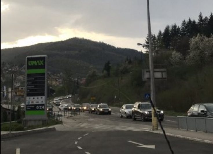 Kilometarske gužve u Vogošći, stotine automobila na ulazu u grad