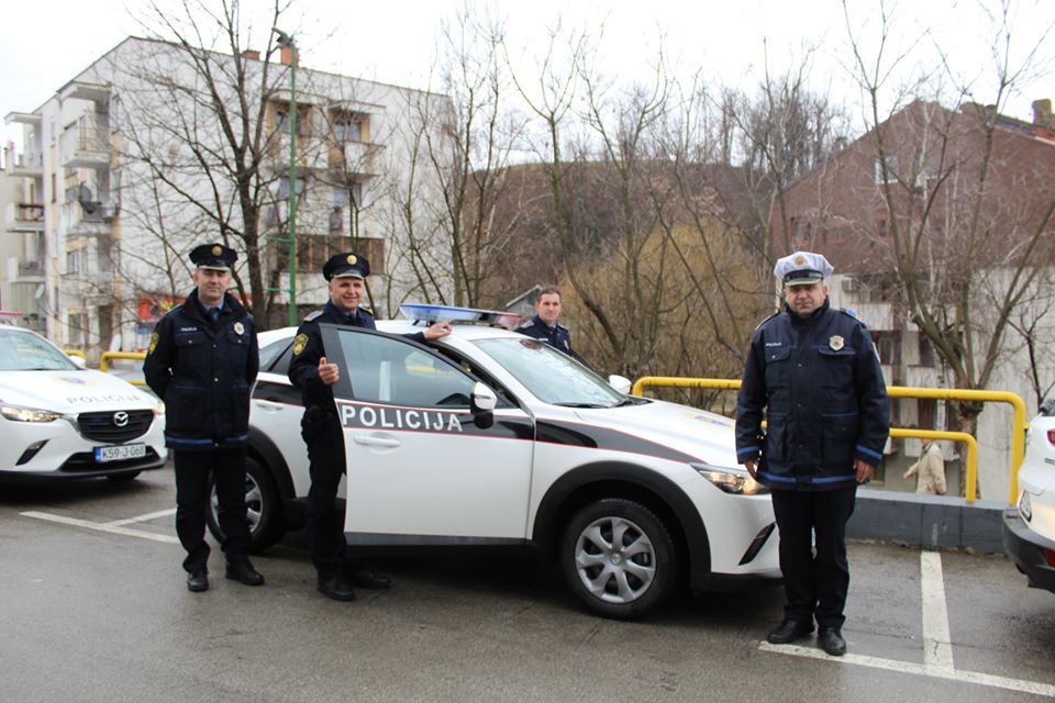 Zanio se na svadbi u Tešnju pa zapucao iz pištolja: Policajci ostali šokirani na njegov odgovor vezan za pištolj