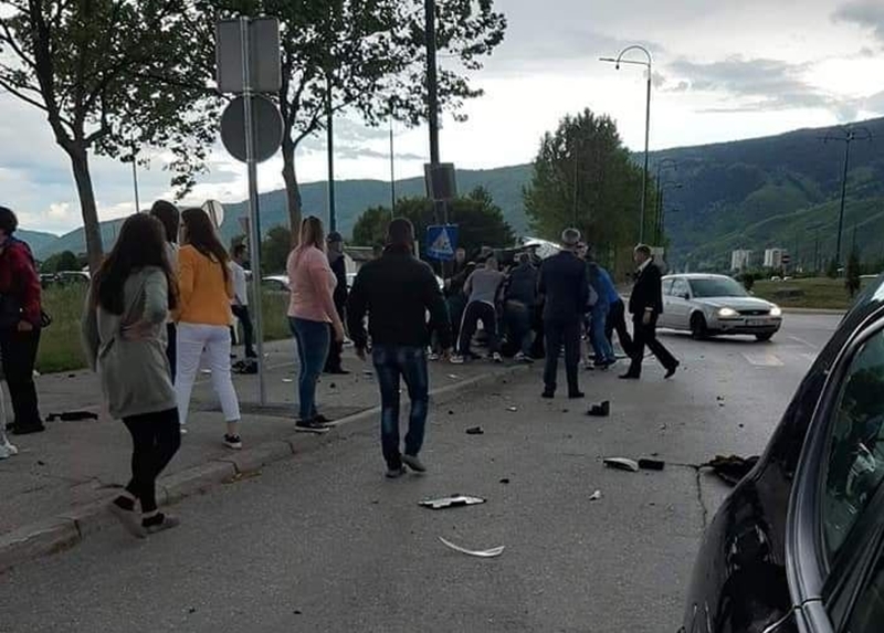 (VIDEO) Prebačen u Opću bolnicu Sarajevo: U saobraćajnoj nesreći povrijeđen vozač automobila