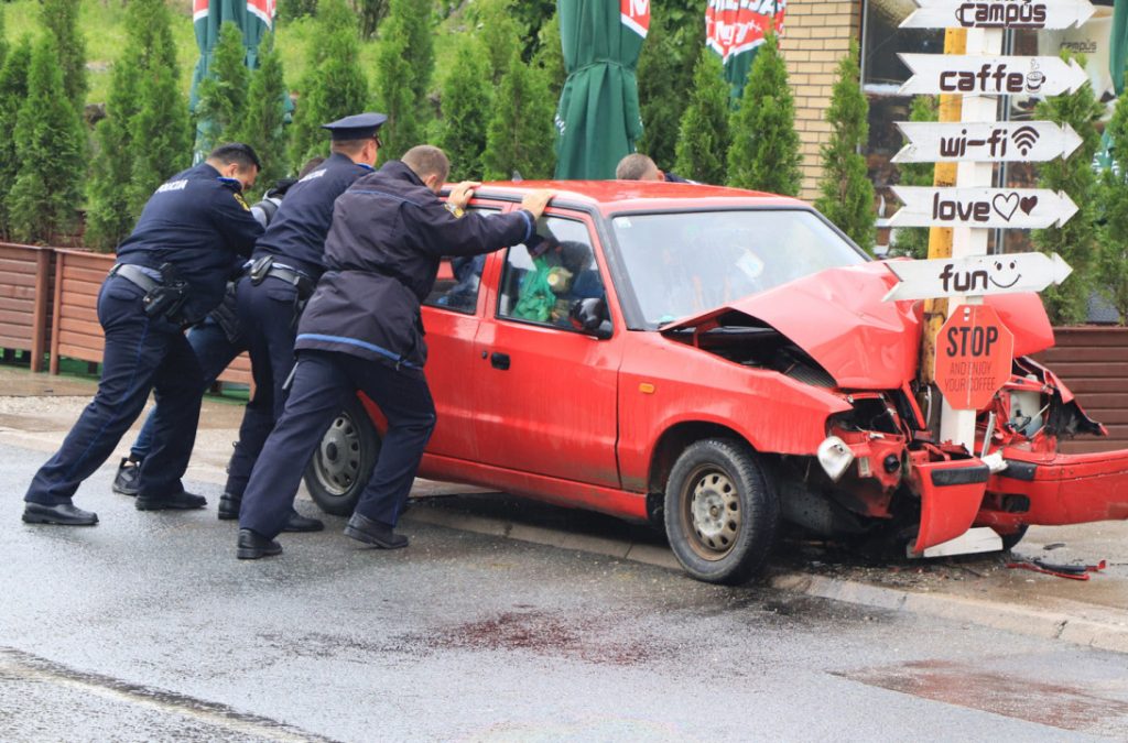 (FOTO) Škodom udario u stub ulične rasvjete