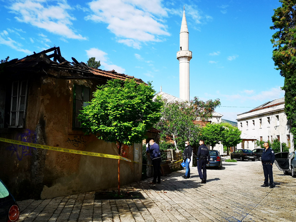 (FOTO) Izgorjela kuća u vlasništvu Islamske zajednice