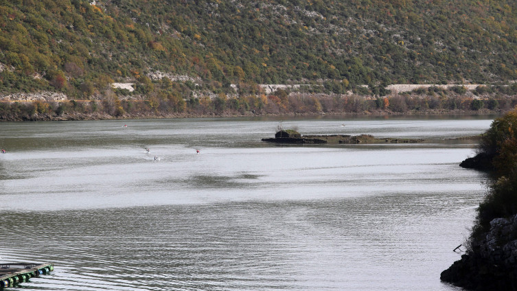 Pogođen kamenom u glavu: Potukli se i upali u jezero