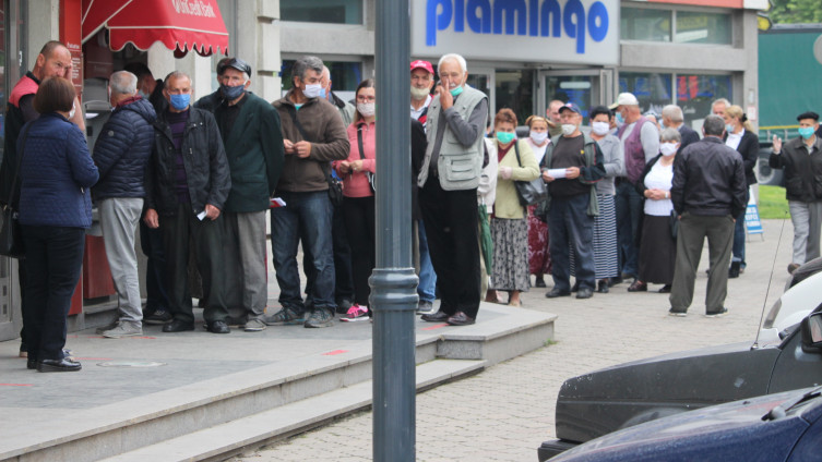 Stigle “hrvatske” penzije, nesnošljive gužve pred bankama