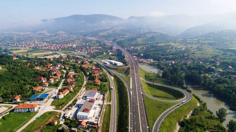 U saobraćajnoj nesreći na autoputu učestvovala pratnja jednog političara. Pobjegli s lica mjesta!?