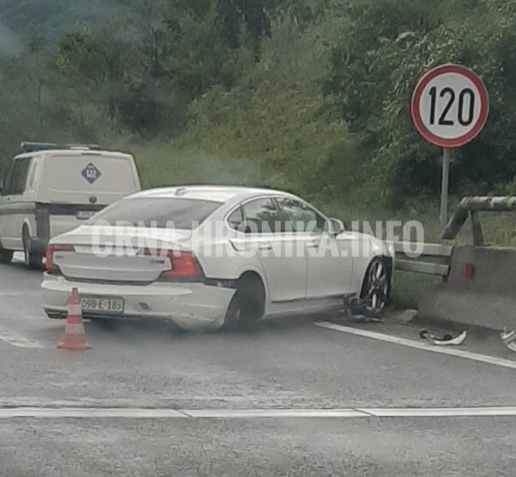 (FOTO) Nesreća na A1: Vozaču otpao točak na automobilu