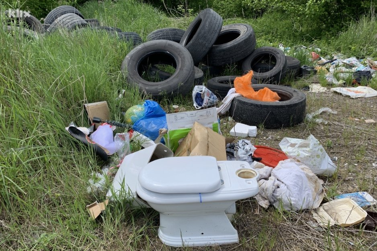 (FOTO)  Šetnja obalom Bosne u Modriči: Uz rijeku plove i divlje deponije, gume, leševi…