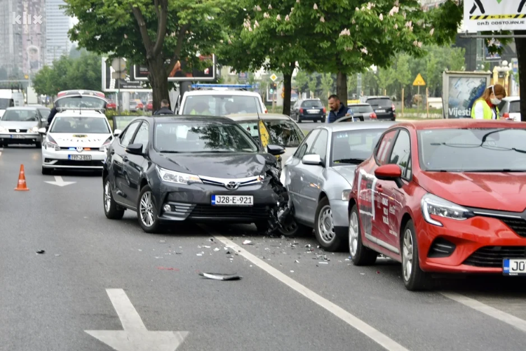 Sarajevo: Lančani sudar na raskrsnici na Marijin-Dvoru, na terenu i Hitna pomoć