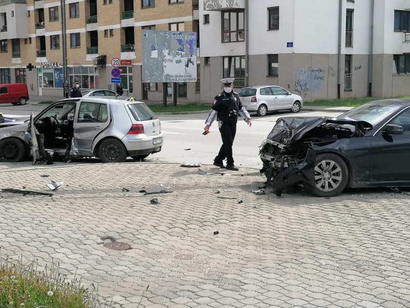 Troje povrijeđenih u sudaru “mercedesa” i “golfa”