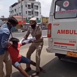 (VIDEO)  Prekršili policijski sat u Indiji, policija ih ubacila u vozilo sa “zaraženom” osobom