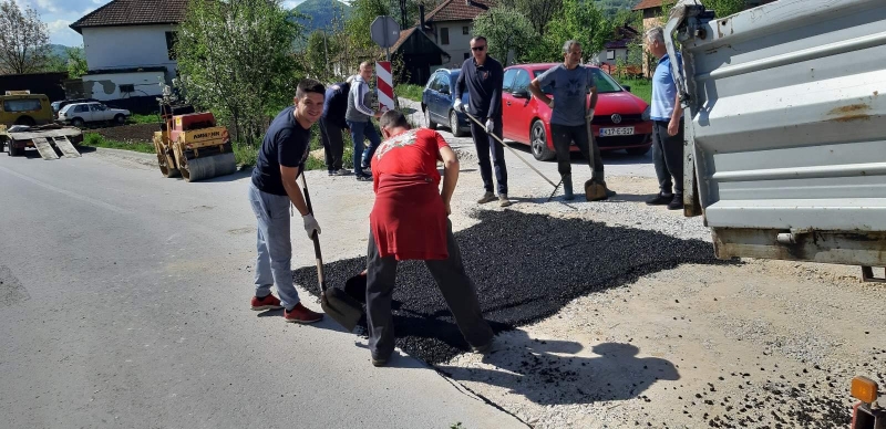 (FOTO)  Dok čekaš vlast i tendere: Mještani Mulića skupili novac i asfaltirali cestu u svom naselju