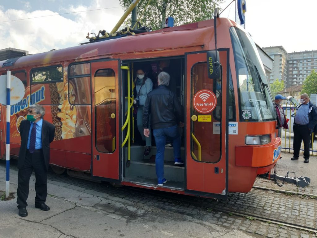 Tramvaji proradili: Opet problem socijalna distanca, policija morala intervenirati