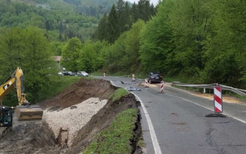 Zbog većeg odrona na putu Kladanj-Tuzla obustavljen saobraćaj za šlepere