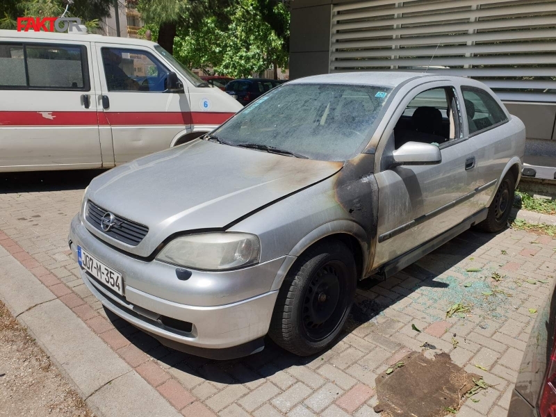 Policija pronašla kanister i “bengalku”: Zapaljen automobil u Mostaru