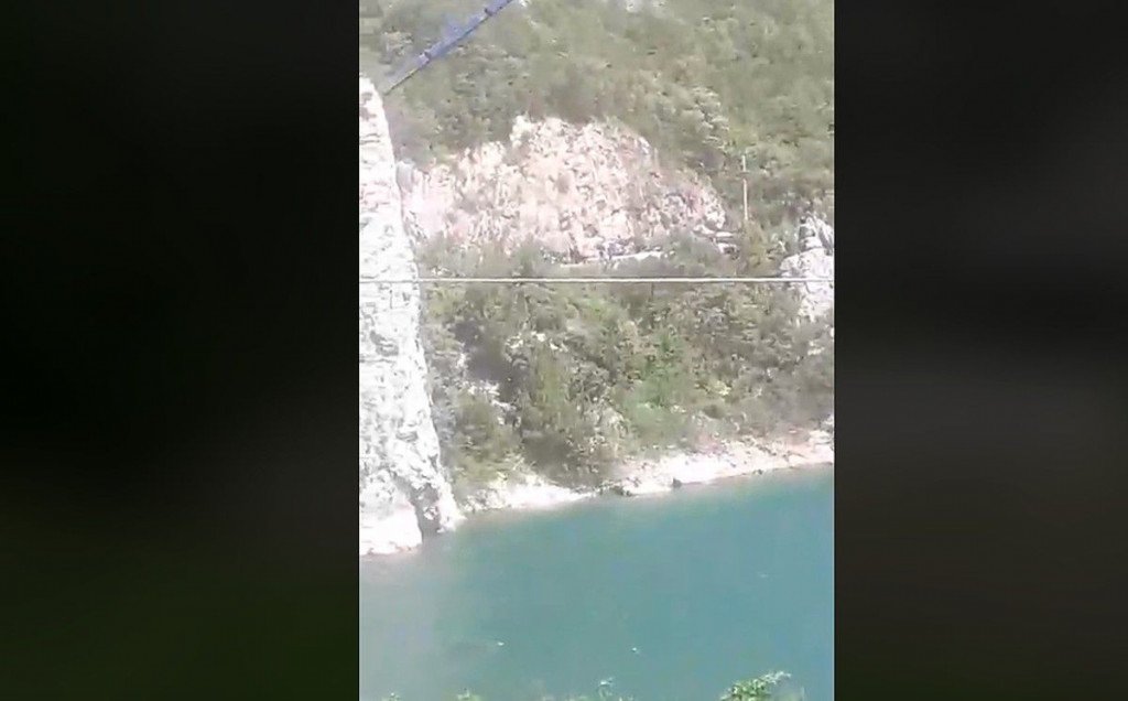 (VIDEO) Autom sletjeli u jezero i izvukli se živi