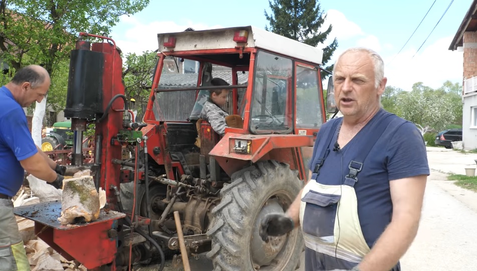 (VIDEO) Pametni izum iz BIH: Hidraulična sjekira cijepa drva kao čačkalice