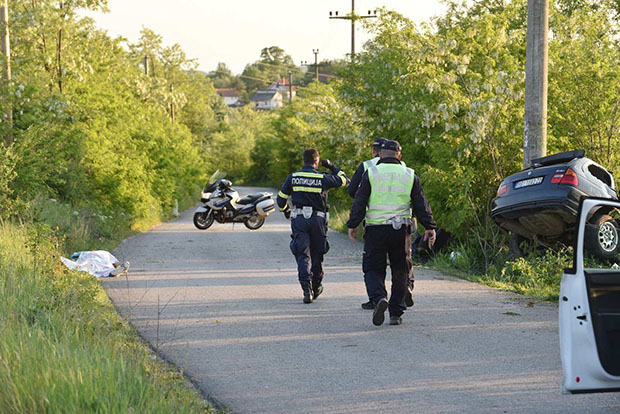 (FOTO) BMW sletio s ceste i zakucao se u banderu, dvije osobe poginule