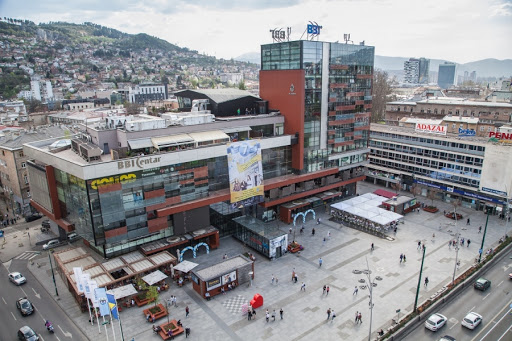 Od večeras u FBiH se otvaraju tržni centri i ugostiteljski objekti, poznato kada će početi raditi i bazeni