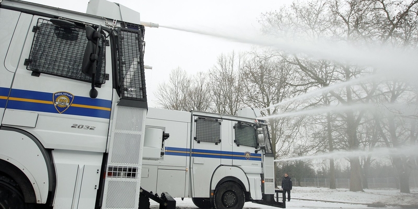 Sarajevska policija nabavlja vodeni top za razbijanje protesta od milion KM