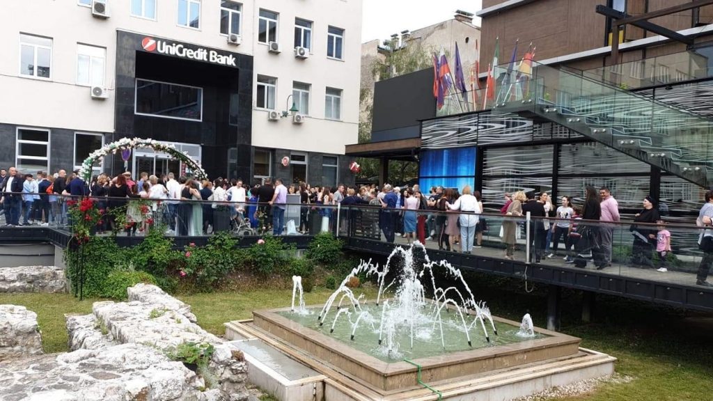 Kao da su preporuke da se što više ljudi okuplja, bez maski i što manje distance