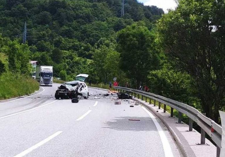 (VIDEO) Pogledajte kako izgledaju vozila nakon nesreće u kojoj su poginule dvije osobe