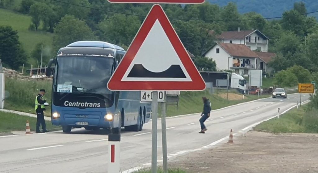 (FOTO) Pogledajte video: Kako migranti preuzimaju pošiljke iznad točkova