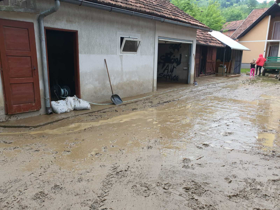 (VIDEO) Pogledajte nevrijeme u Gračanici: Uništeni i plastenici