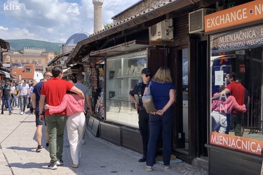 Uhapšen osumnjičeni za oružanu pljačku zlatare na Baščaršiji, za drugim se još traga