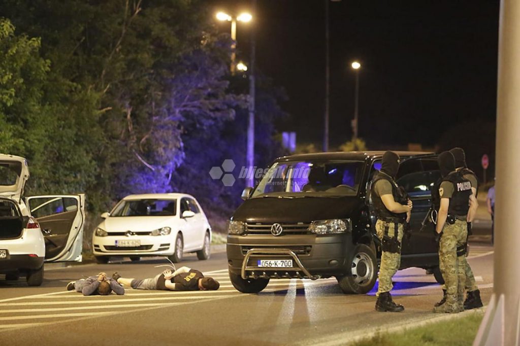 (FOTO) Policajci s dugim cijevima uhitili trojku u taksiju