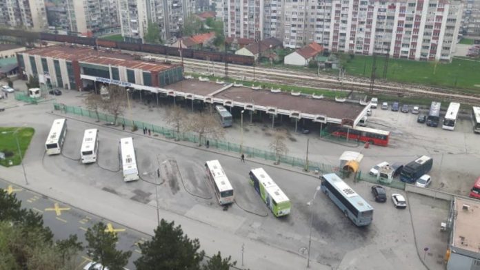 Blokada Autobuske stanice: Građani nezadovoljni, vozači negoduju, prijem putnika se obavlja na cesti