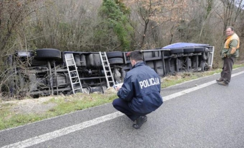 Kamion sletio s puta, povrijeđeni vozač prevezen u bolnicu