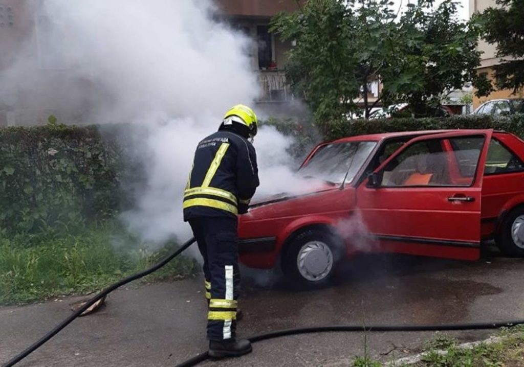 Drama u BiH: Zapalio se Golf 2, gasila ga četiri vatrogasca