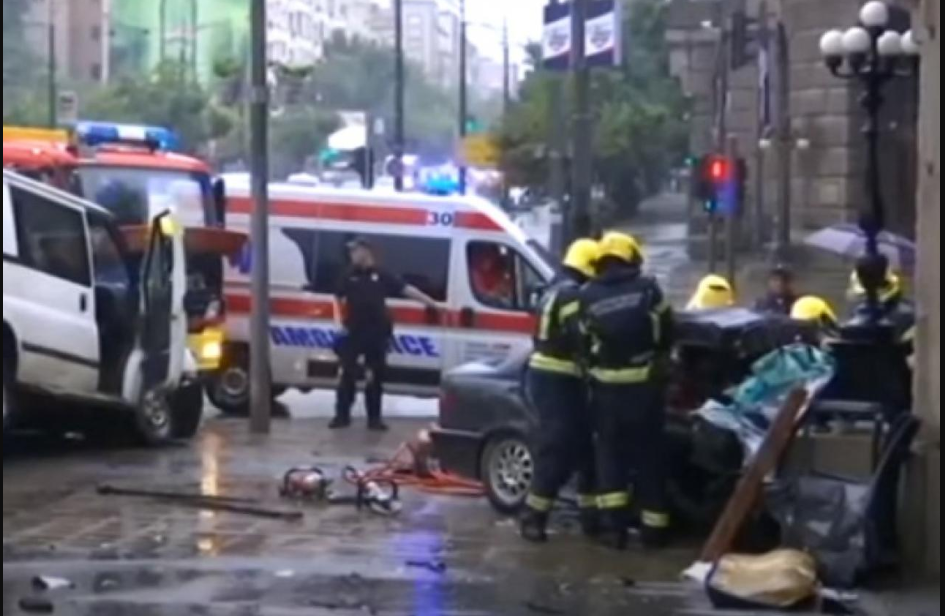 Stravične scene udesa: Vatrogasci sjekli vozilo da izvuku povrijeđene (VIDEO)