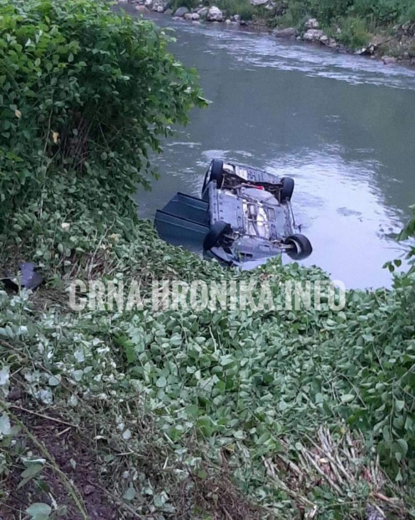 (FOTO) Teška nesreća u blizini Lašvanske petlje, automobil sletio u rijeku