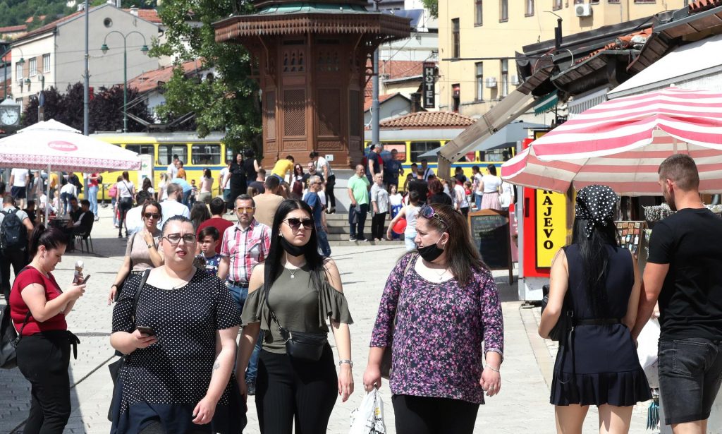 Zašto sve manje ljudi vjeruje u koronavirus i da li bi poštovali nove restrikcije?