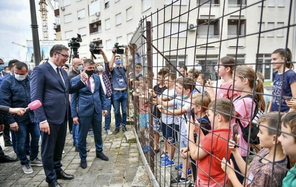 Negativni komentari na fotografiju Vučića i djece iza zaštitne ograde u Banjaluci