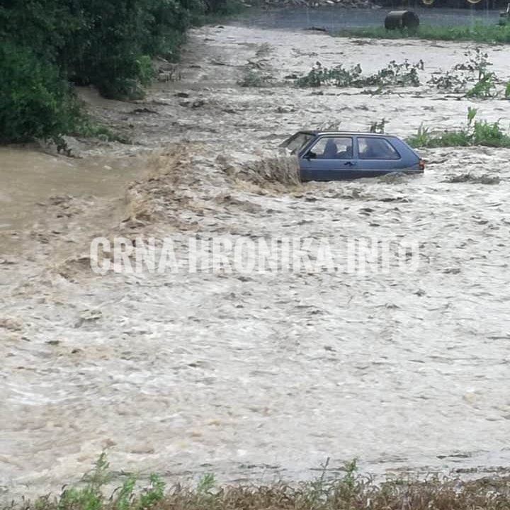 (VIDEO) Vodena bujica se probila u kuće: Mještani se bore da sačuvaju imovinu