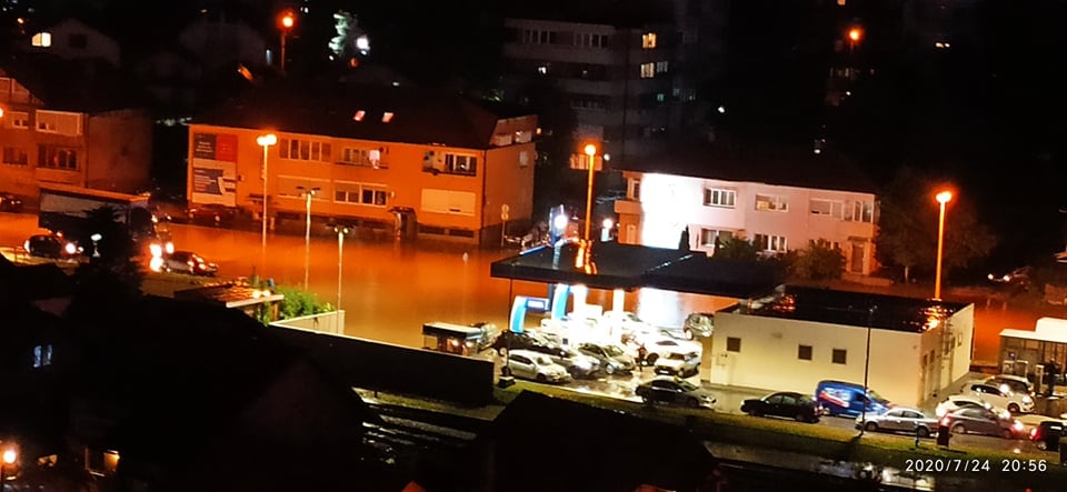 (VIDEO) Tuzlu pogodilo veliko nevrijeme: Saobraćajnice pod vodom, voda prodire i u kuće