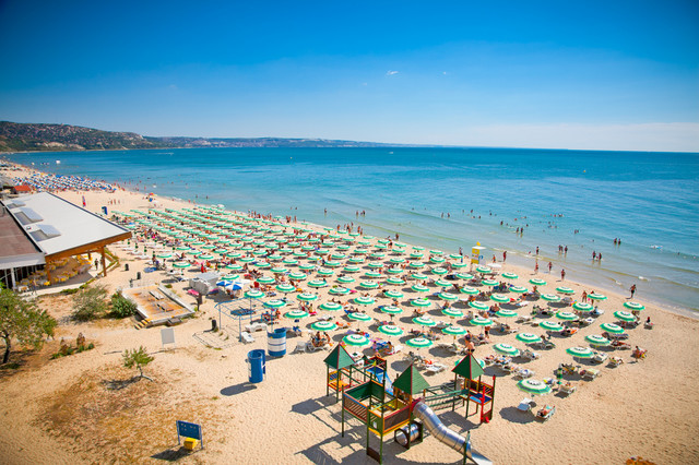 Plaža na kojoj ih ne žele ni vidjeti: “Ove ležaljke nisu za turiste iz Srbije”