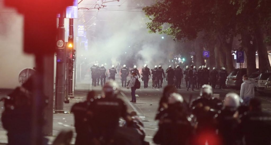 (VIDEO+FOTO) Epilog protesta u Beogradu: Desetine policajaca i građana povrijeđeno u šestosatnom buntu