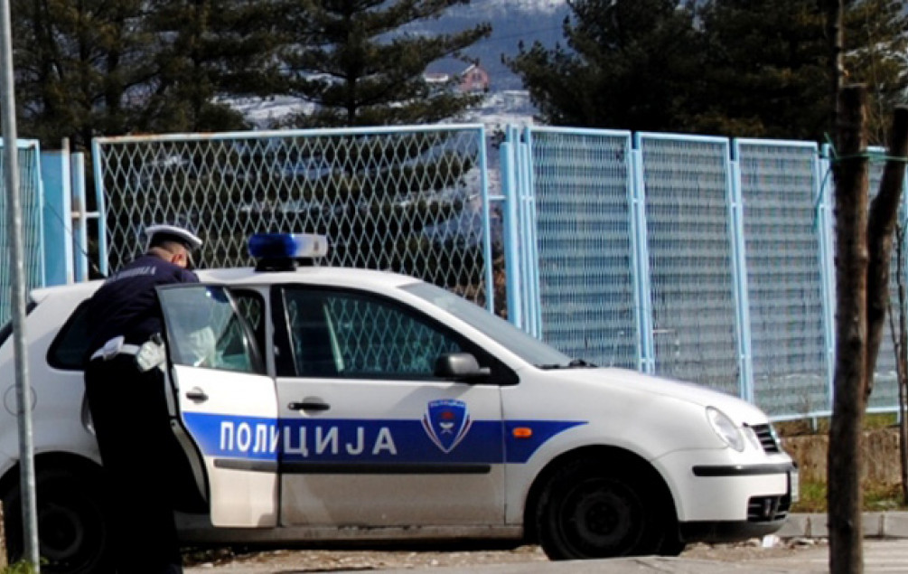 Muškarac za kojim su raspisane tri potjernice napao policajce