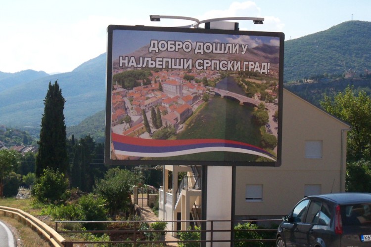 Osvanuo provokativni bilbord na ulazu u Trebinje: Dobrodošli u najljepši srpski grad