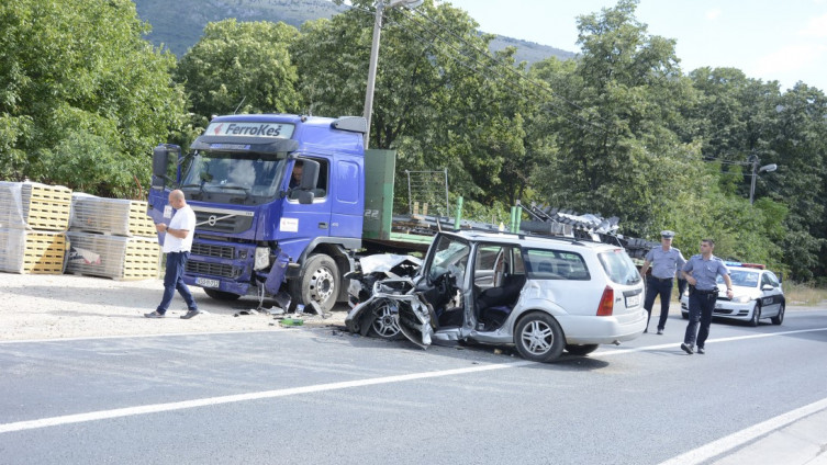 Vatrogasci izvukli dvije osobe iz slupanog Forda