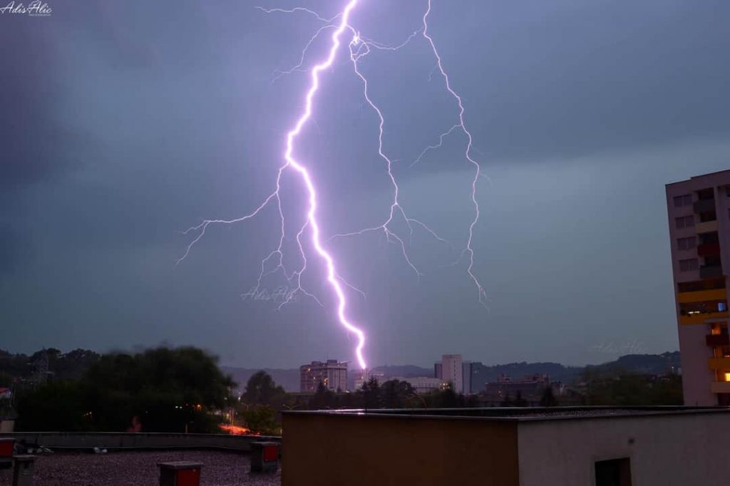 (VIDEO) U Tuzli palo oko 70 litara kiše po kvadratnom metru