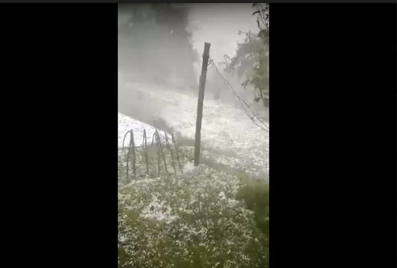 (VIDEO) Snažno nevrijeme pogodilo Višegrad, led zabijelio Međeđu