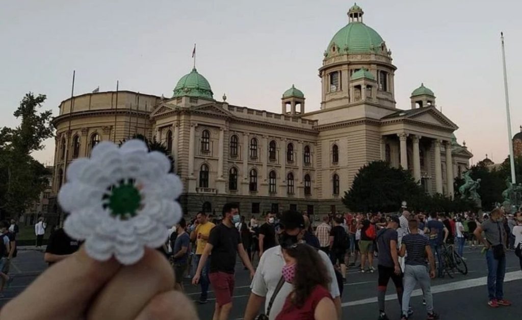 Demonstrant s protesta u Beogradu uz Cvijet Srebrenice poručio: Priznanje!