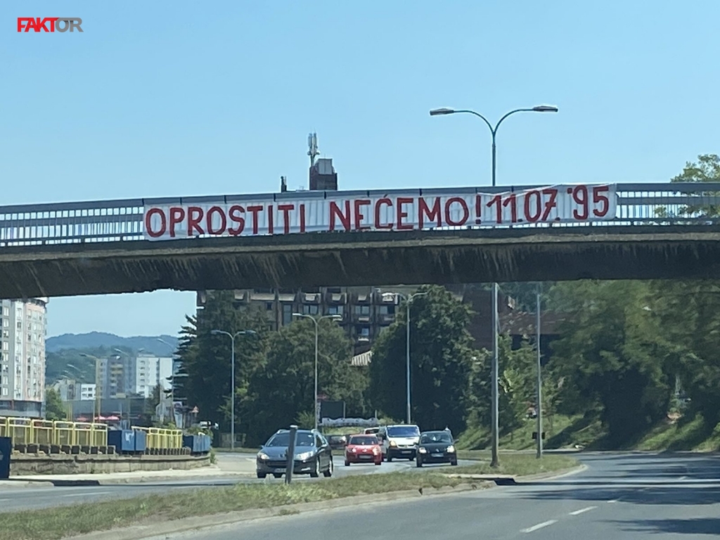 (FOTO) S mosta u Tuzli skinut transparent posvećen Srebrenici