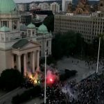 UŽIVO Protesti u Beogradu: Ratno stanje, demonstranti stavili barikade, policija s oklopnim vozilima